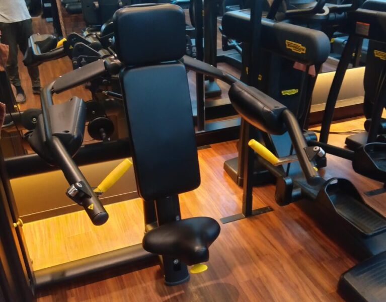 片側ずらしで肩に乗る｜TECHNOGYM/デルツマシン（ウェイトスタック）