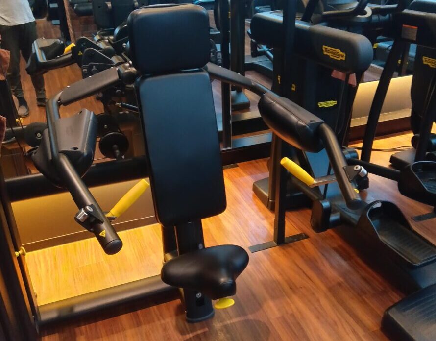 片側ずらしで肩に乗る｜TECHNOGYM/デルツマシン（ウェイトスタック）