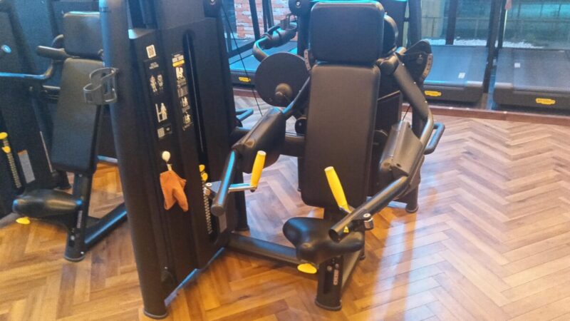 片側ずらしで肩に乗る｜TECHNOGYM/デルツマシン（ウェイトスタック）
