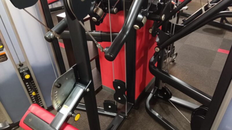 左右が勝手に動く珍しいラット｜CYBEX/ラットプルダウン（ウェイトスタック）
