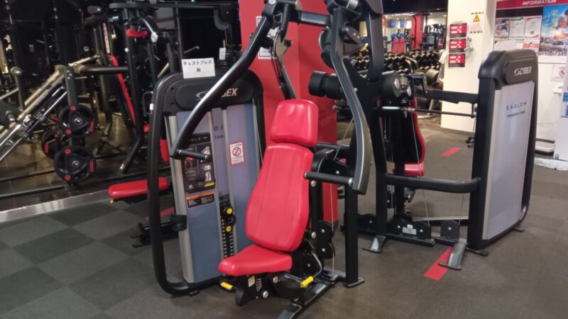 背もたれ前後調整が便利｜サイベックス/チェストプレス（ウェイトスタック）