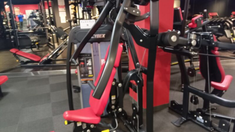 背もたれ前後調整が便利｜サイベックス/チェストプレス（ウェイトスタック）
