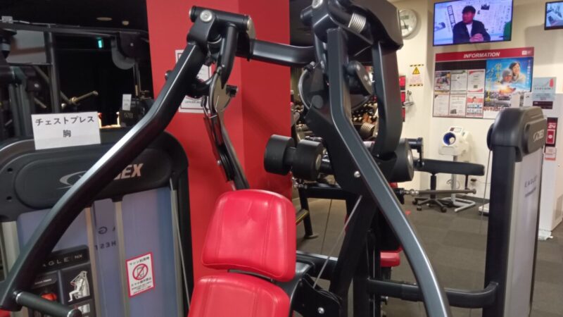背もたれ前後調整が便利｜サイベックス/チェストプレス（ウェイトスタック）
