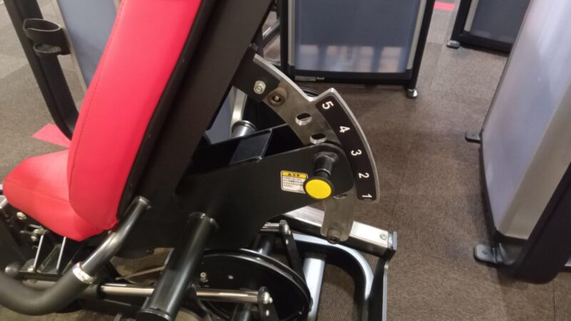 背もたれ調整でハック風に｜サイベックス/EAGLE NX レッグプレス（ウェイトスタック）
