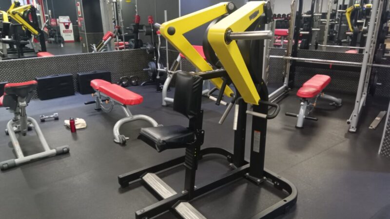 僧帽筋に入りやすい斜め上ロー｜テクノジム/ローロウ（プレートロード）