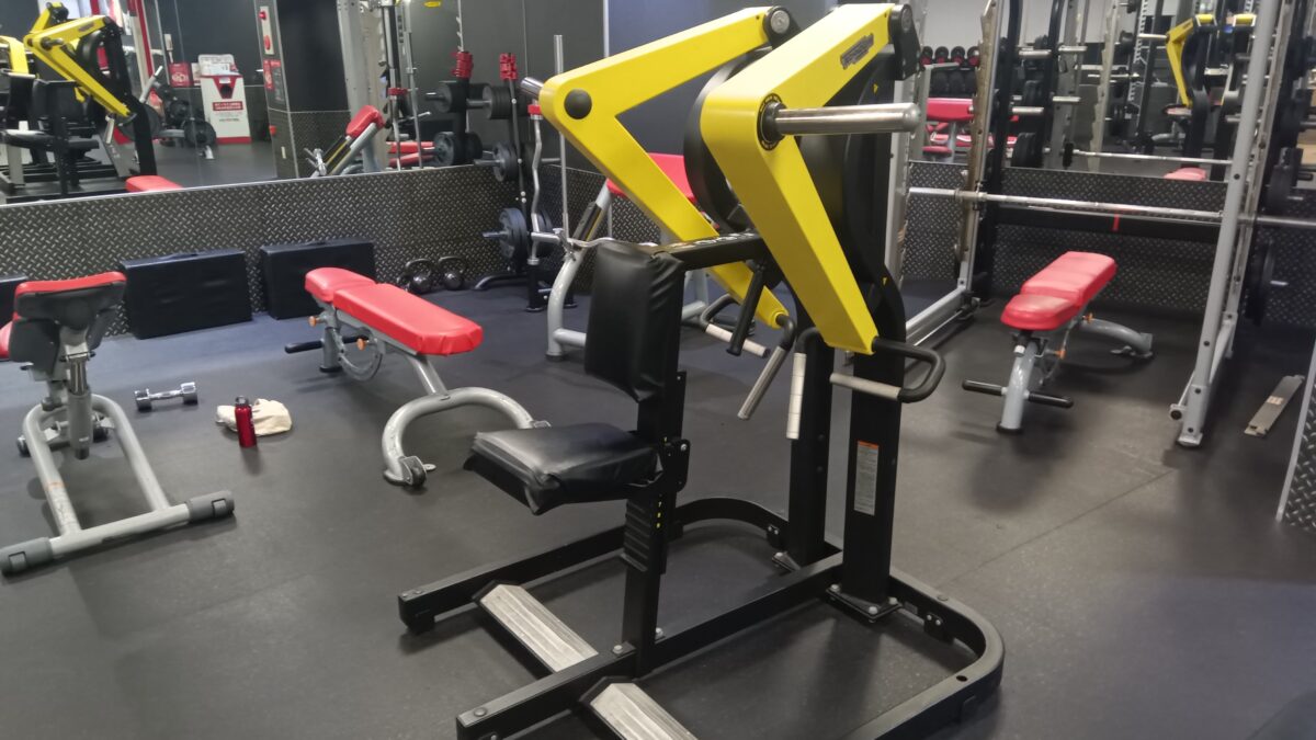 僧帽筋に入りやすい斜め上ロー｜テクノジム/ローロウ（プレートロード）