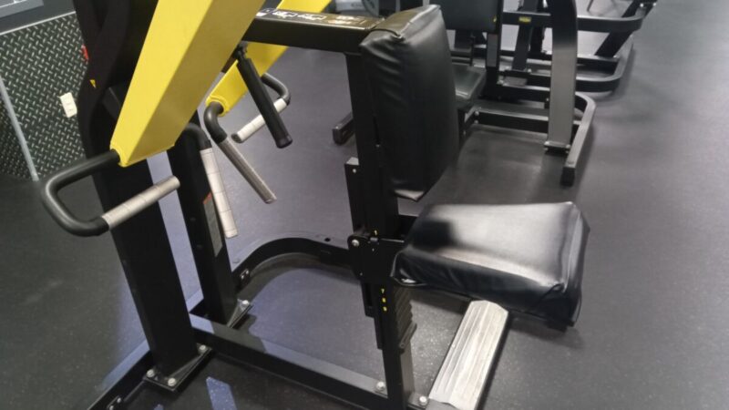 僧帽筋に入りやすい斜め上ロー｜テクノジム/ローロウ（プレートロード） 