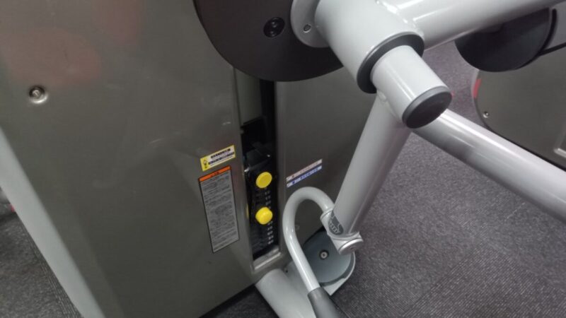 肘固定が難しくコントロールを｜テクノジム アームカール（ウェイトスタック） 