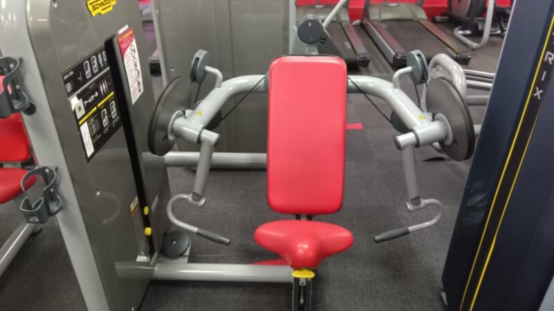 肘固定が難しくコントロールを｜テクノジム アームカール（ウェイトスタック） 