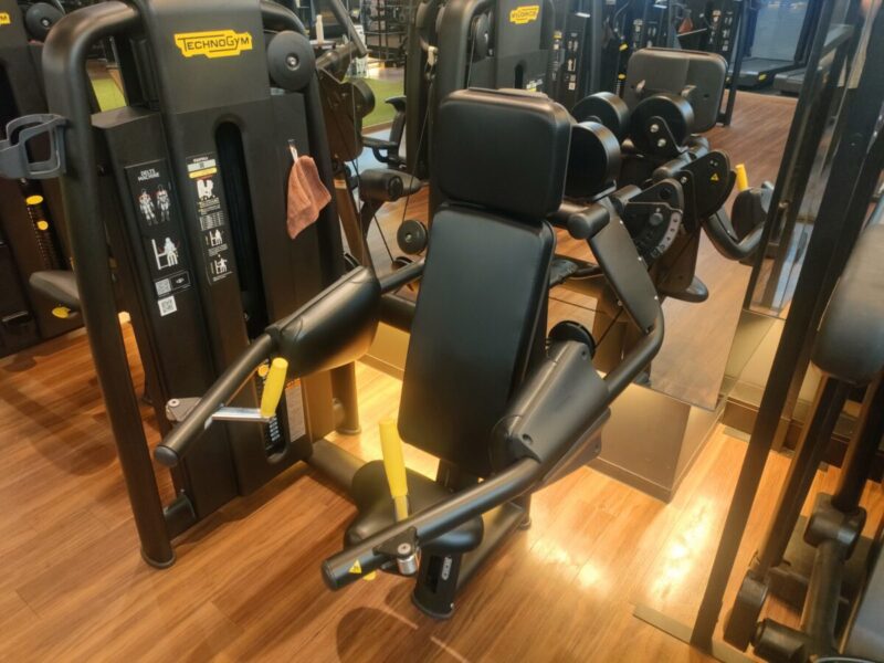片側ずらしで肩に乗る｜TECHNOGYM/デルツマシン（ウェイトスタック）
